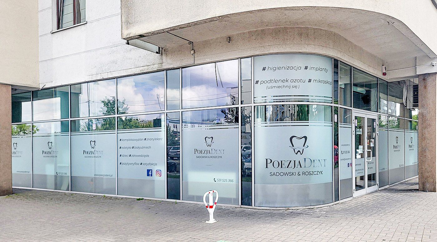 Narożny lokal kliniki PoezjaDent widziany od ulicy Słowackiego