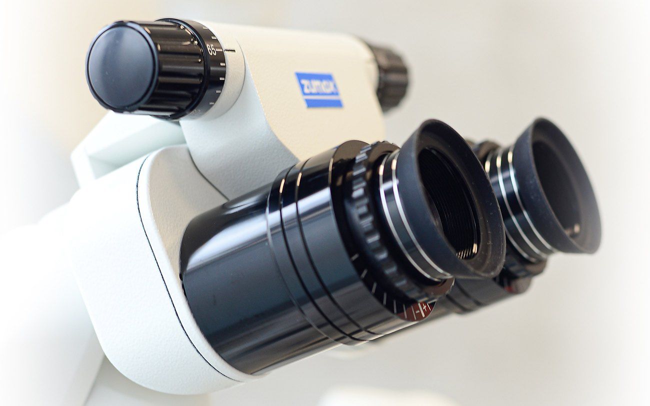 Mikroskop zabiegowy Zeiss używany podczas leczenia kanałowego